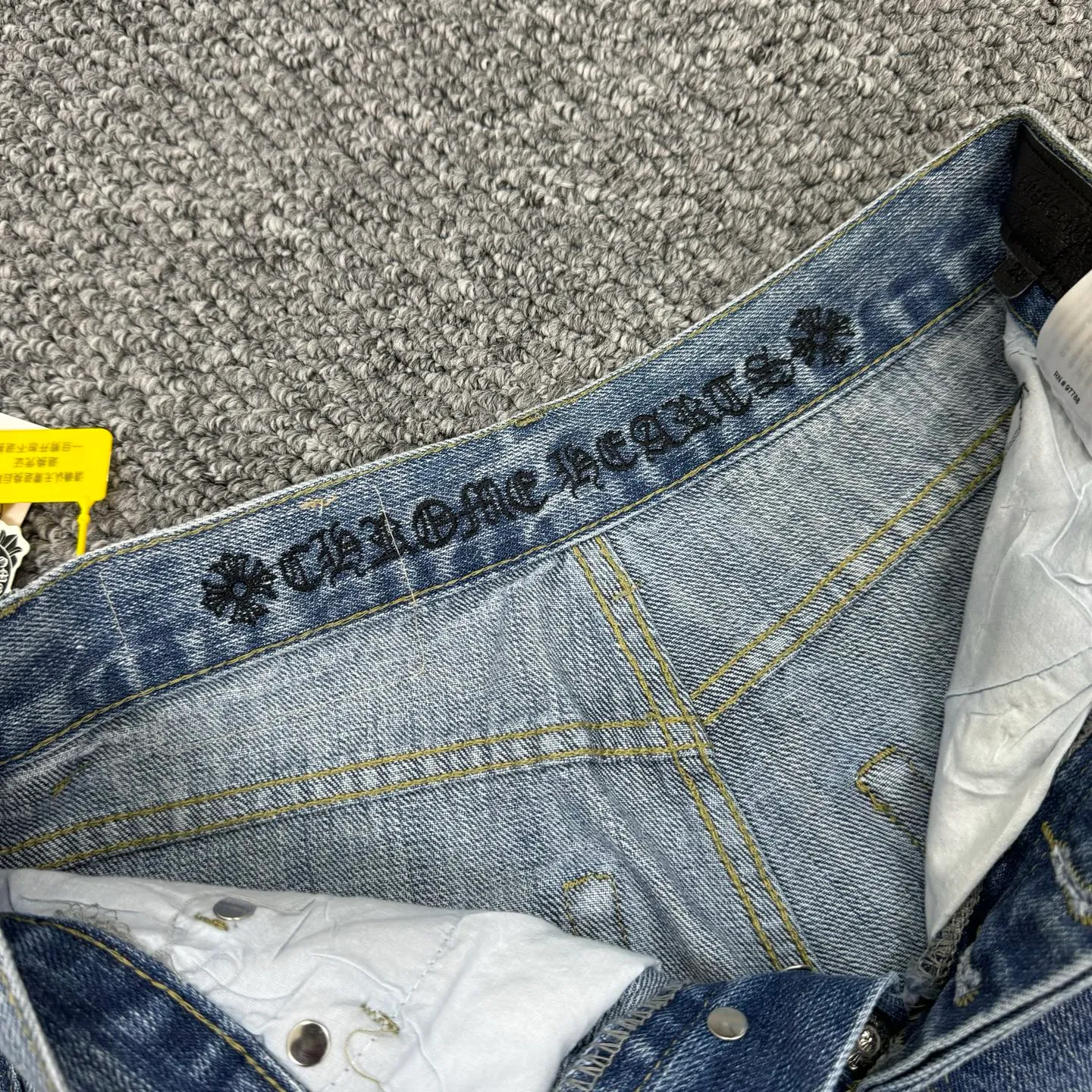 P280 Style No.: H823 Chrome Hearts & Chrome Hearts Blue Bull Starry Sky patchwork leather cross jeans - using starry sky theme patchwork leather elements, mostly presented in the shape of a cross, with glitter on the surface of the leather, which is dazzling under the light. The unique design has simple and elegant details, exquisite workmanship, the entire trousers are neatly routed, and the details are in place! It’s so cool that both men and women can easily control the genderless trend!  Color: blue Size: S-M-L-XL-XXL